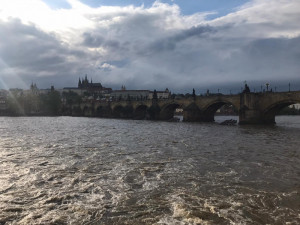 Vltava dnes dosáhla prvního povodňového stupně. Provoz přívozů je přerušen
