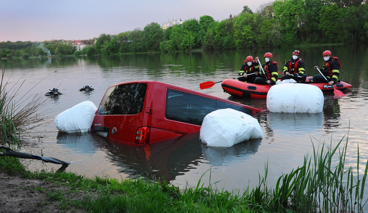 Pražští hasiči vytáhli z vody další auto. V Kyjském rybníku se potopila dodávka