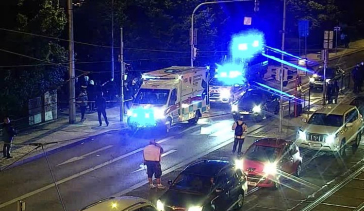 V centru Prahy se v noci poprali cizinci. Tři z nich byli pobodaní, jeden skončil v umělém spánku