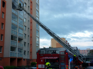 Při ranním požáru v Hostivaři hasiči zachránili 11 lidí