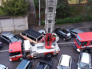 Při ranním požáru v Hostivaři hasiči zachránili 11 lidí. Jeden člověk skončil v péči záchranářů