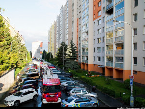 Při ranním požáru v Hostivaři hasiči zachránili 11 lidí