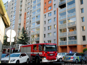 Při ranním požáru v Hostivaři hasiči zachránili 11 lidí