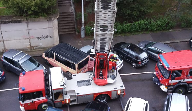 Při ranním požáru v Hostivaři hasiči zachránili 11 lidí