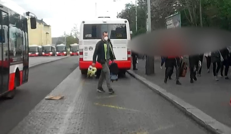 Muž rozbil dveře autobusu bruslemi. Neviděli jste podezřelého?