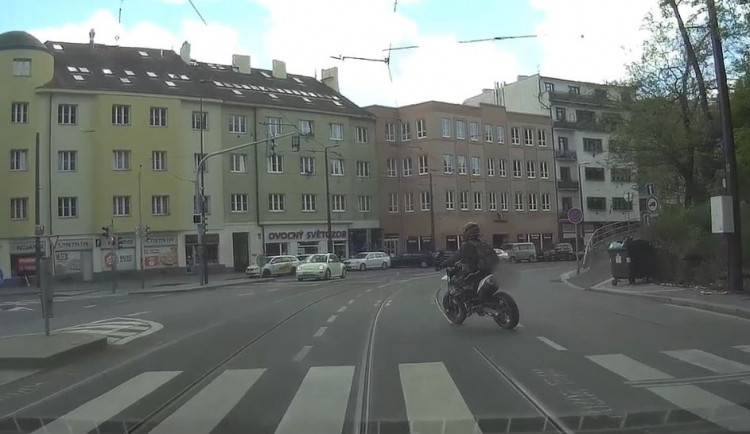 Motorkář ujížděl policii na kradené motorce. Byl na pervitinu a měl zákaz řízení