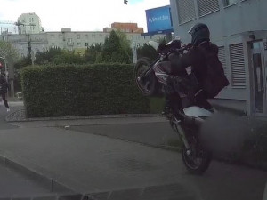 Motorkář ujížděl policii na kradené motorce. Byl na pervitinu a měl zákaz řízení