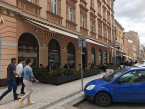Podniky v Praze otevřely zahrádky. Fronty a návaly se nekonaly