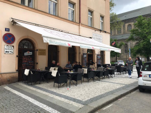 Podniky v Praze otevřely zahrádky. Fronty a návaly se nekonaly