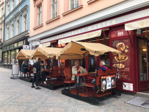 Podniky v Praze otevřely zahrádky. Fronty a návaly se nekonaly