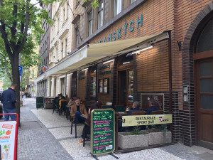 Podniky v Praze otevřely zahrádky. Fronty a návaly se nekonaly