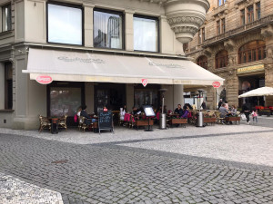 Podniky v Praze otevřely zahrádky. Fronty a návaly se nekonaly