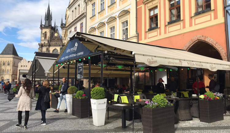 Podniky v Praze otevřely zahrádky. Fronty a návaly se nekonaly