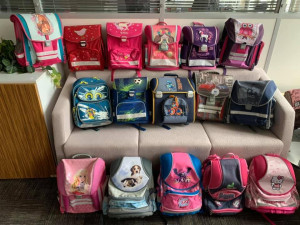 Praha 6 spustila sbírku aktovek s názvem Pošli aktovku dál