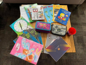 Praha 6 spustila sbírku aktovek s názvem Pošli aktovku dál