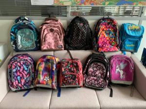 Praha 6 spustila sbírku aktovek s názvem Pošli aktovku dál