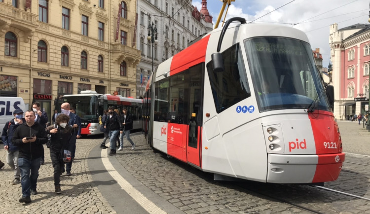 Pražský dopravní podnik dnes představil tramvaj v nových barvách