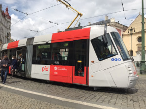 Pražský dopravní podnik představil tramvaj v nových barvách
