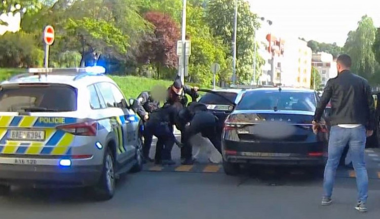 Žena nabourala a ujížděla policii, nadýchala přes dvě a půl promile. Z auta ji museli dostat policisté