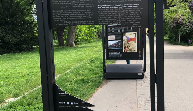 Část výstavy o dějinách Komunistické strany na Kampě poničili vandalové