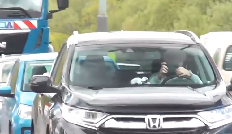 Řidiči si dnešní smrtelnou nehodu v Praze natáčeli na telefony. Policisté je za to hned pokutovali