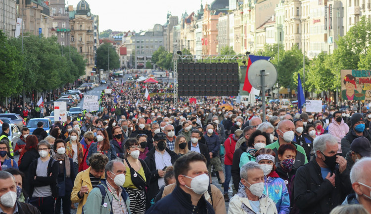 Na Václavském náměstí protestovalo pět tisíc lidí za odstoupení Benešové