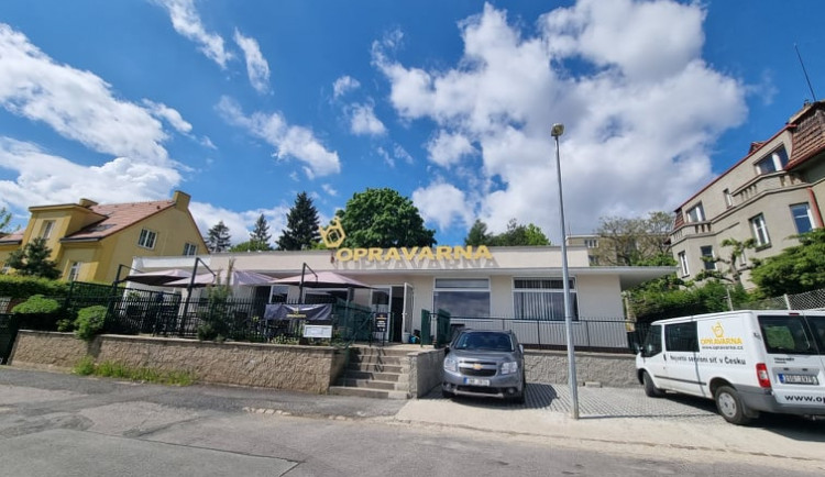 Na Bohdalci otevřela Opravárna. Lidé si zde za poplatek mohou sami opravit spotřebiče