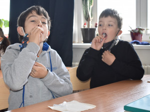 Školáci z Prahy 6 se od včerejška testují PCR testy ze slin