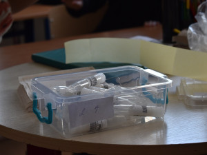 Školáci z Prahy 6 se od včerejška testují PCR testy ze sllin