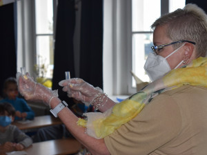 Školáci z Prahy 6 se od včerejška testují PCR testy ze sllin