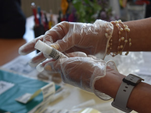 Školáci z Prahy 6 se od včerejška testují PCR testy ze sllin