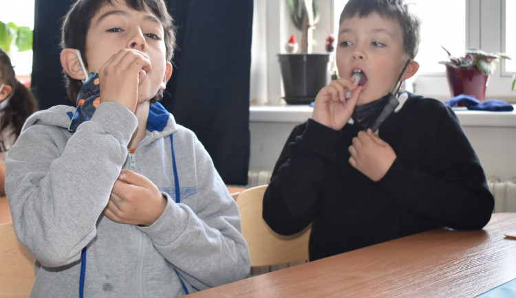 Školáci z Prahy 6 se od včerejška testují PCR testy ze sllin