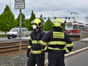 Dva zraněné při dnešní nehodě v Praze museli z aut dostat hasiči, pak zasahovali záchranáři