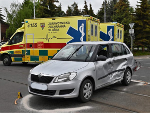 Dva zraněné při dnešní nehodě v Praze museli z aut dostat hasiči, pak zasahovali záchranáři