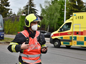 Dva zraněné při dnešní nehodě v Praze museli z aut dostat hasiči, pak zasahovali záchranáři