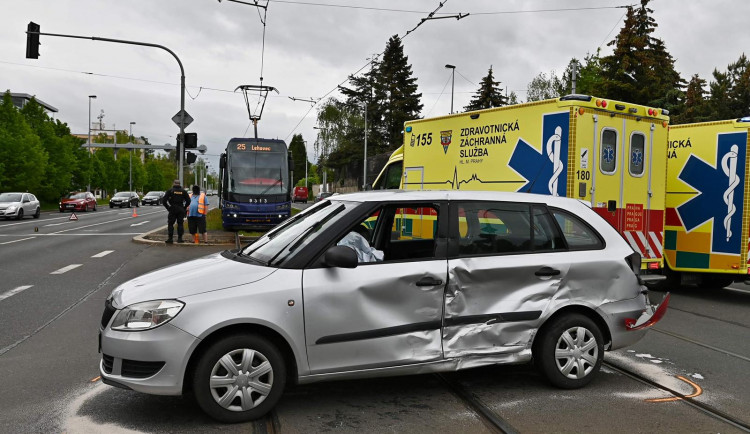 Dva zraněné při dnešní nehodě v Praze museli z aut dostat hasiči, pak zasahovali záchranáři