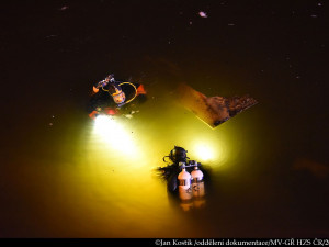 Na Vltavě hořela loď. Následně se potopila