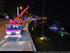 Na Vltavě hořela loď. Následně se potopila