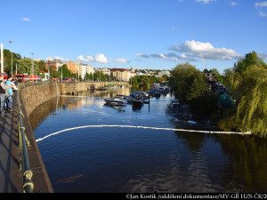 Na Vltavě hořela loď, která se potopila. Škoda je 700 tisíc korun