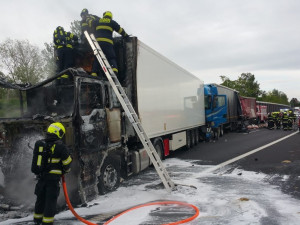 Při nehodě tří kamionů a dvou osobních aut na D11 zemřel jeden člověk. Doprava na dálnici byla omezena