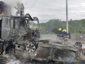 Při nehodě tří kamionů a dvou osobních aut na D11 zemřel jeden člověk. Doprava na dálnici byla omezena