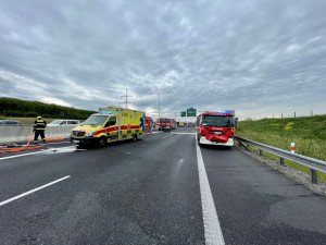Při nehodě tří kamionů a dvou osobních aut na D11 zemřel jeden člověk. Doprava na dálnici byla omezena