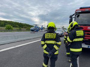 Při nehodě tří kamionů a dvou osobních aut na D11 zemřel jeden člověk. Doprava na dálnici byla omezena