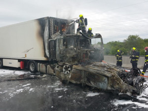 Při nehodě tří kamionů a dvou osobních aut na D11 zemřel jeden člověk. Doprava na dálnici byla omezena