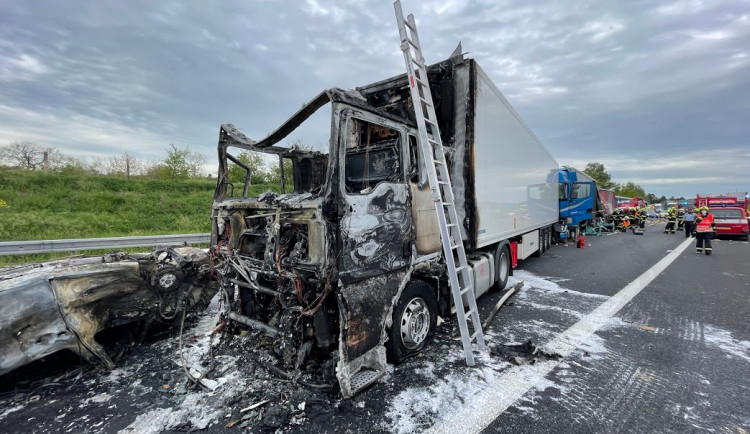 Při nehodě tří kamionů a dvou osobních aut na D11 zemřel jeden člověk. Doprava na dálnici byla omezena