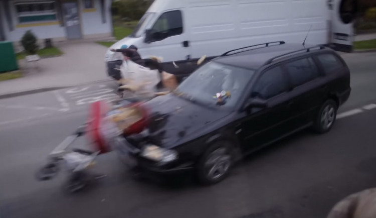 Dvě auta rozdrtila kočárek. Šlo o fingovanou nehodu, video z ní má sloužit jako prevence