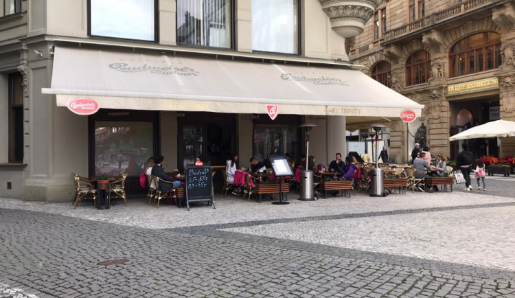 Praha podnikatelům odpustila poplatek za předzahrádky do konce července