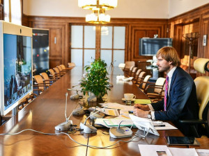 Ministr zdravotnictví Petr Arenberger rezignuje. Ministrem bude znovu Adam Vojtěch