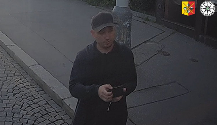 Policisté pátrají po svědkovi, který natočil napadení policisty v Praze 3