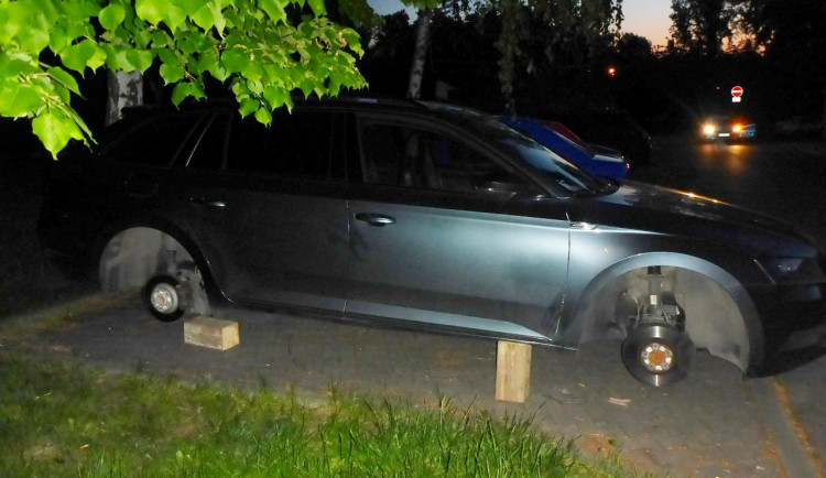 Zloději kradli kola z osobního auta. Strážníkům se je podařilo chytit